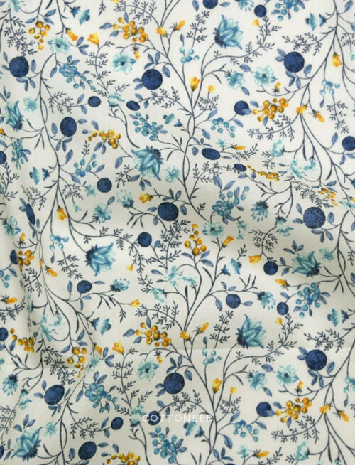berry-bloom-light-blue-flownny-cotton-lawn-kokka