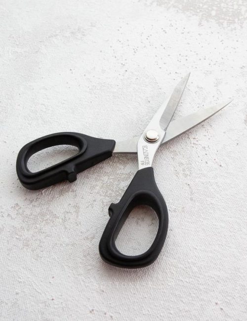 https://www.cottoneerfabrics.com/wp-content/uploads/kai-scissors-5.5-embroidery-scissor-2-500x650.jpg